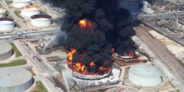 Очевидцы засняли новый обалденный пожар в США